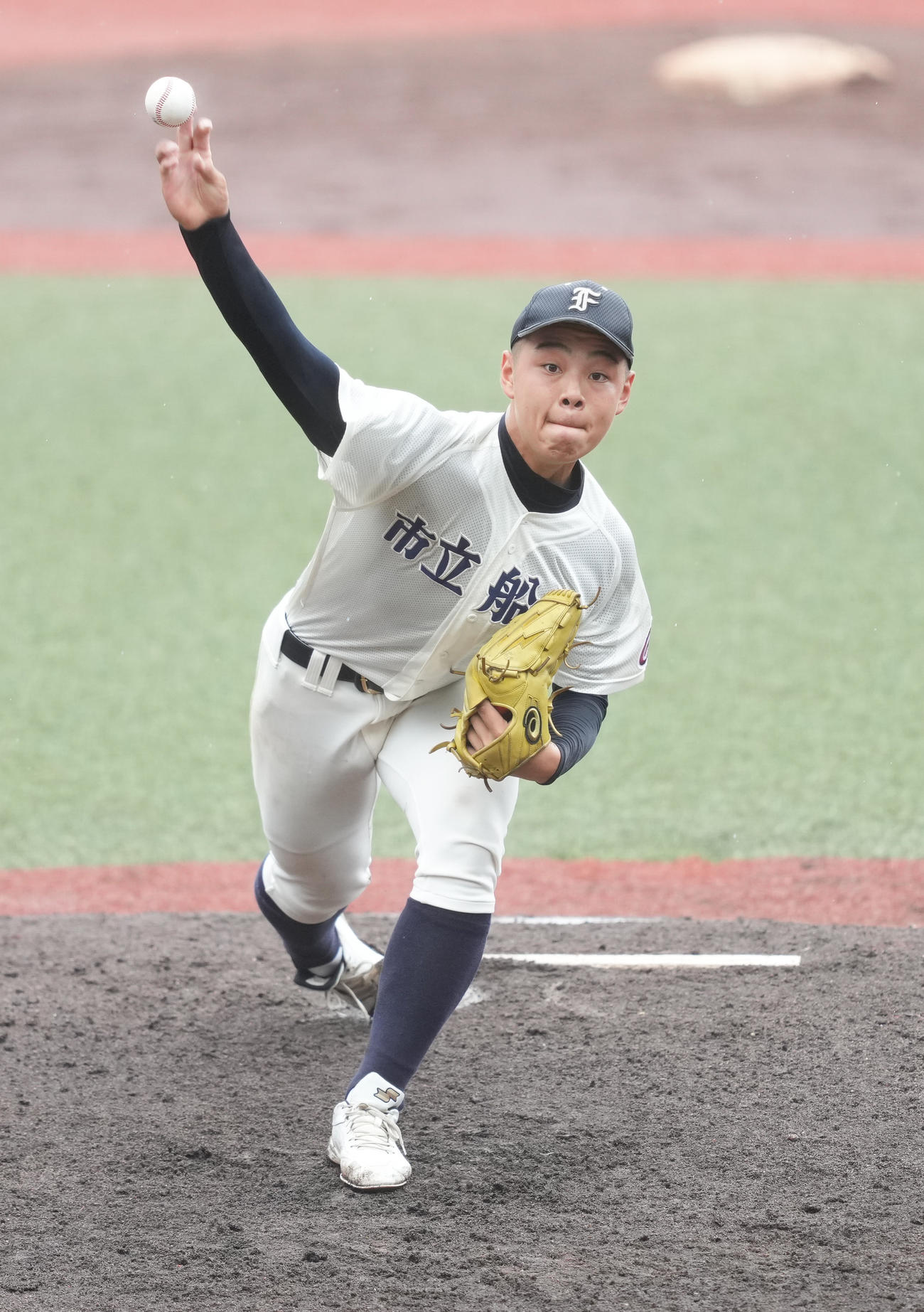 市船橋対市原中央　先発し力投する市船橋・諸岡（撮影・鈴木みどり）