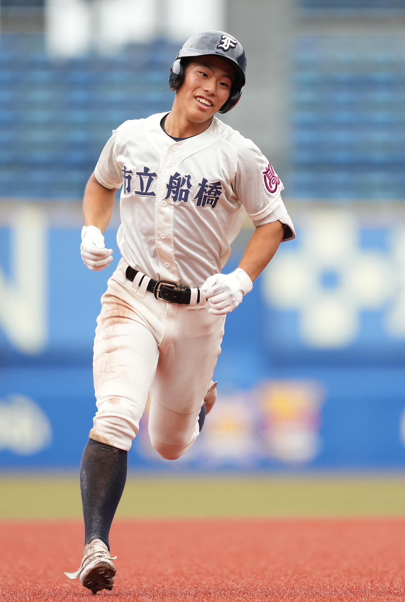 市船橋対市原中央　2回表市船橋2死一塁、左越え2点本塁打を放った満崎は笑顔でダイヤモンドをまわる（撮影・鈴木みどり）
