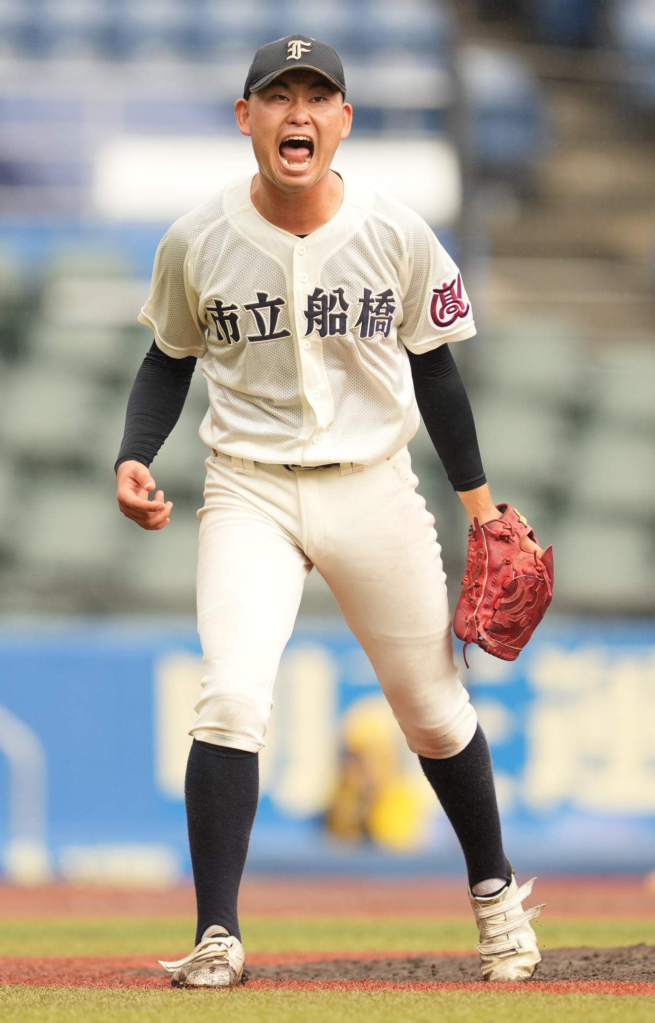 市船橋対市原中央　市原中央に勝利し、雄たけびを上げる市船橋・川崎（撮影・鈴木みどり）