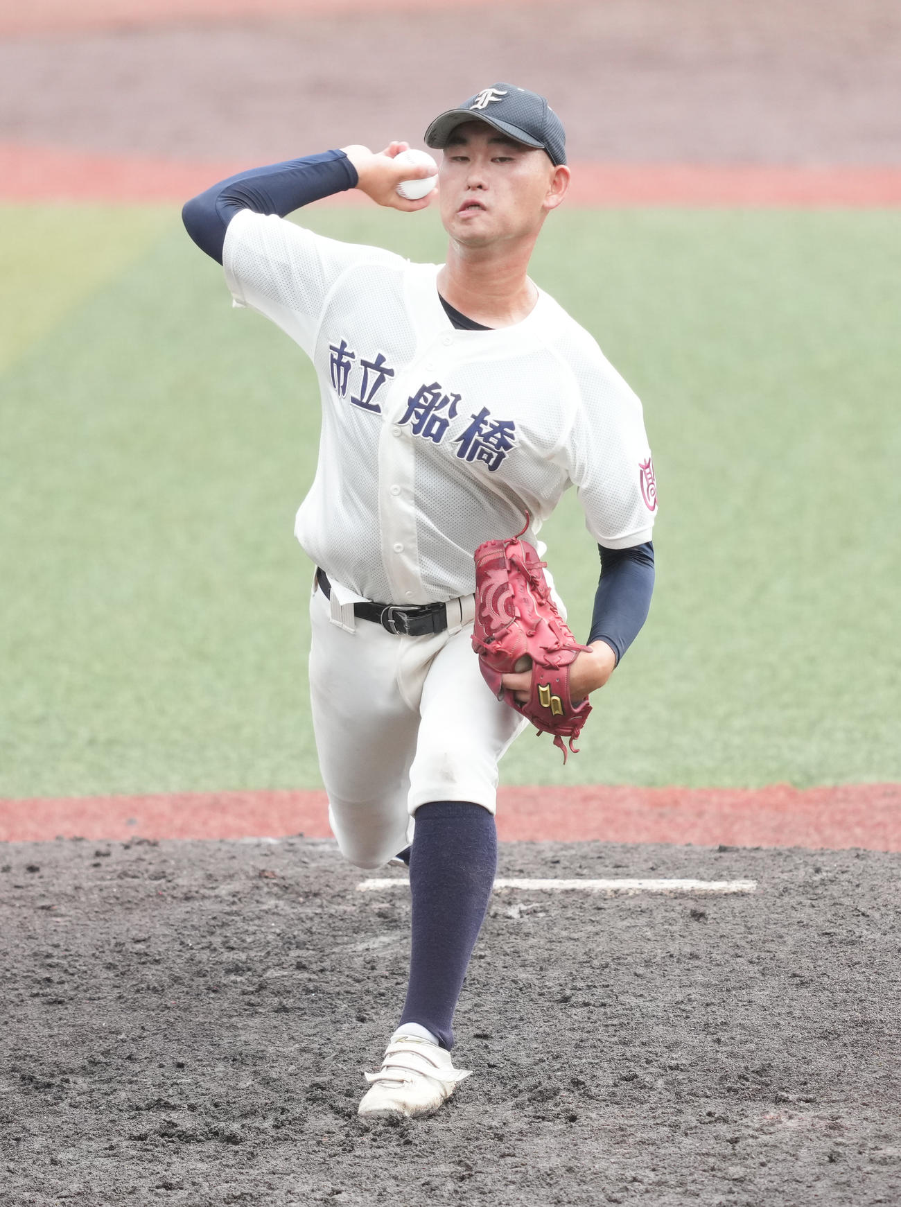 市船橋対市原中央　7回裏途中から2番手で登板した市船橋・川崎（撮影・鈴木みどり）