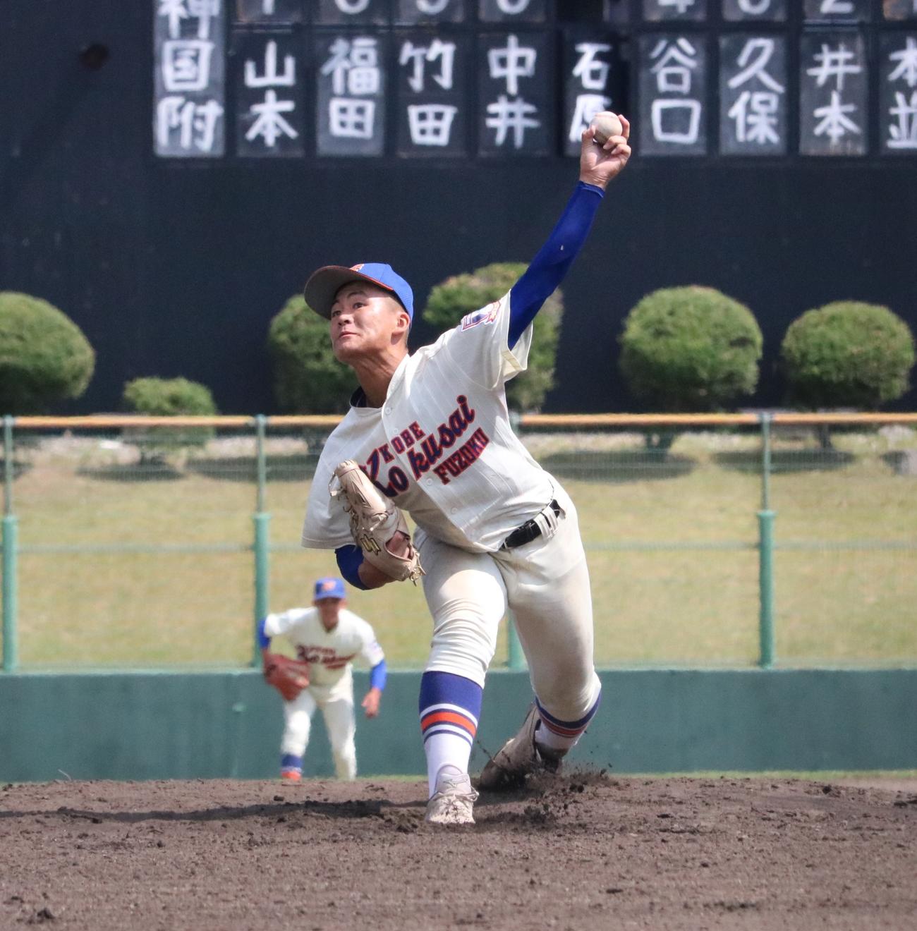 神戸国際大付対相生　神戸国際大付の宮田が救援登板する（撮影・林亮佑）