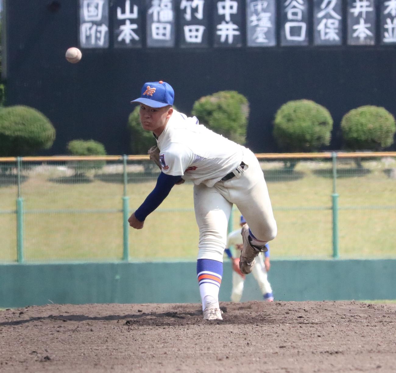 神戸国際大付対相生　神戸国際大付の宮田が救援登板する（撮影・林亮佑）