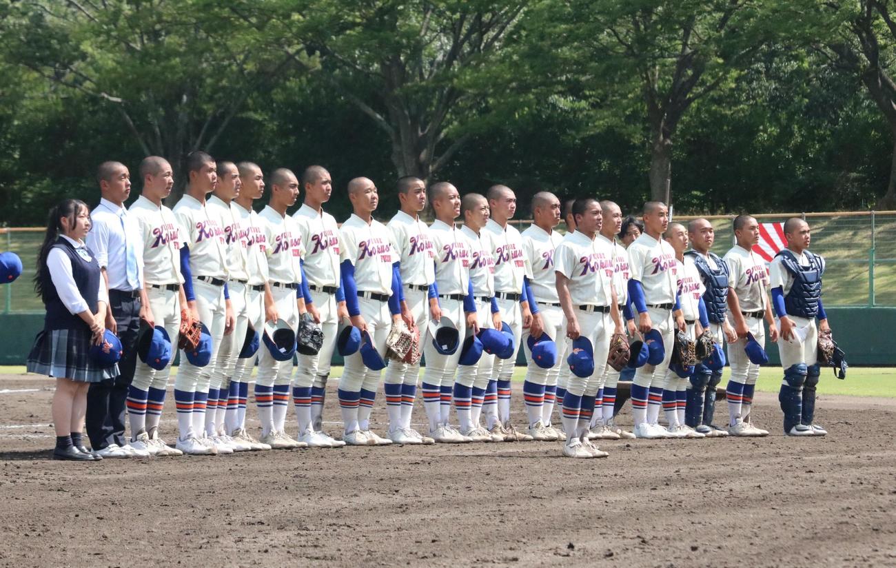 神戸国際大付対相生　勝利した神戸国際大付ナインがスタンドにあいさつする（撮影・林亮佑）