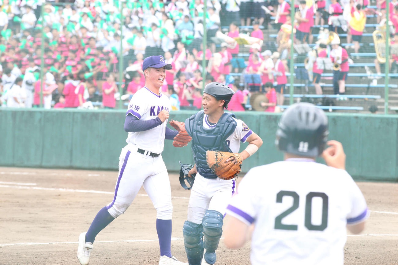 金足農対秋田中央　2回同点に追いつかれたあとをしっかり締め、笑顔でベンチに戻る金足農の吉田大輝（撮影・沢田啓太郎）