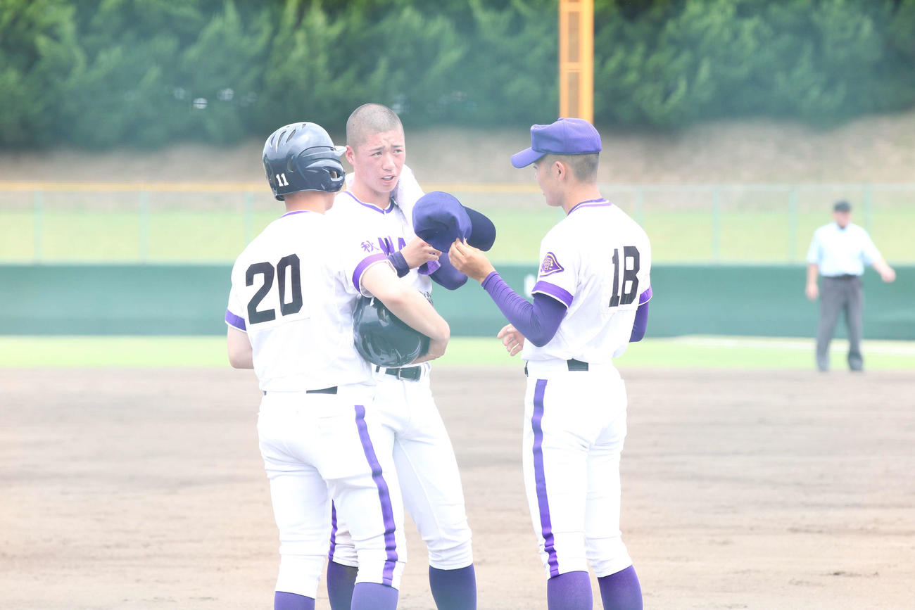金足農対秋田中央　3回のマウンドに上がる前に水分補給する金足農の吉田大輝（撮影・沢田啓太郎）