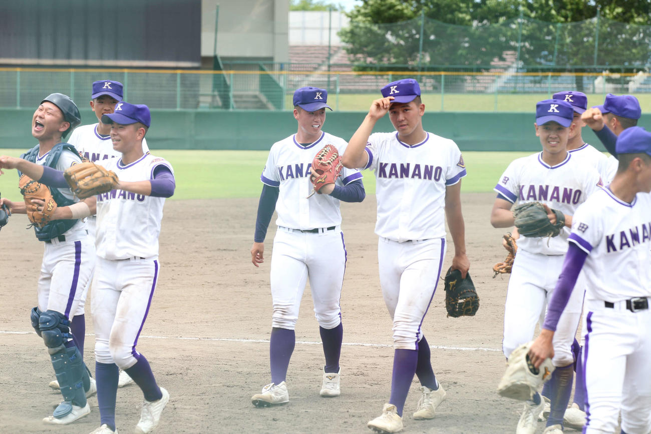 金足農対秋田中央　8回2失点で勝利に貢献し、試合後に笑顔を見せる金足農の吉田大輝（中央）（撮影・沢田啓太郎）