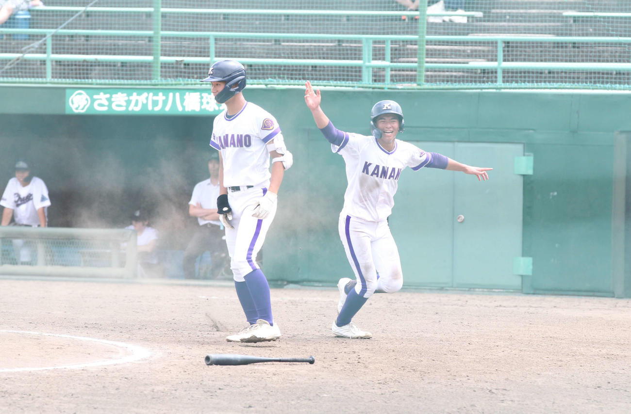 金足農対秋田中央　3回、佐藤の適時打で生還した金足農の武藤（撮影・沢田啓太郎）