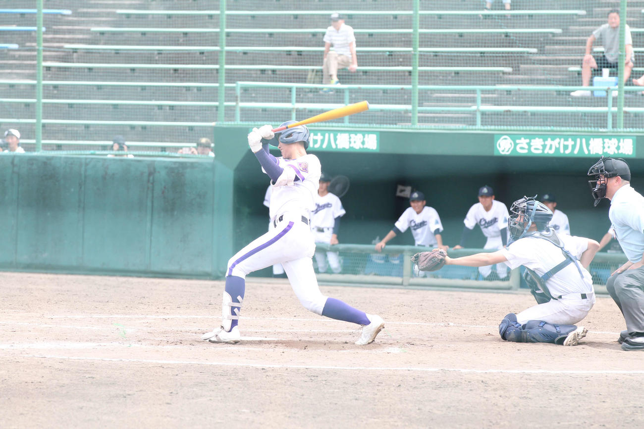 金足農対秋田中央　3回に左前適時打を放った金足農の佐藤晃真（撮影・沢田啓太郎）