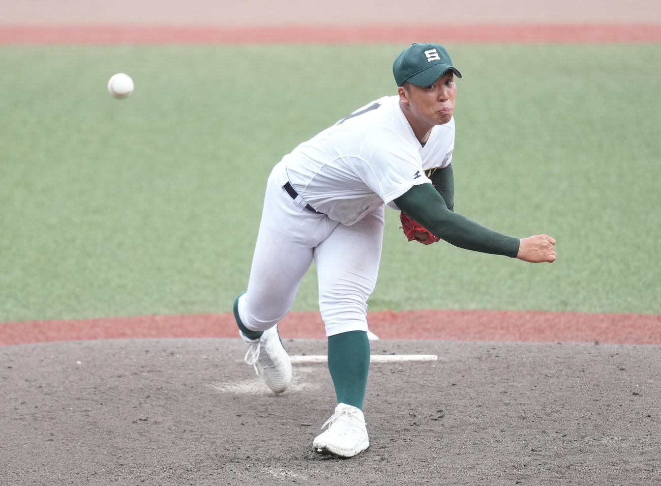 流山南対専大松戸　先発し力投する専大松戸・伊藤（撮影・鈴木みどり）