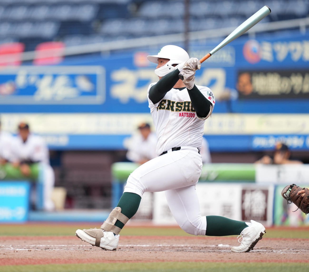 流山南対専大松戸　5回裏専大松戸無死、左中間にソロ本塁打を放つ伊藤（撮影・鈴木みどり）