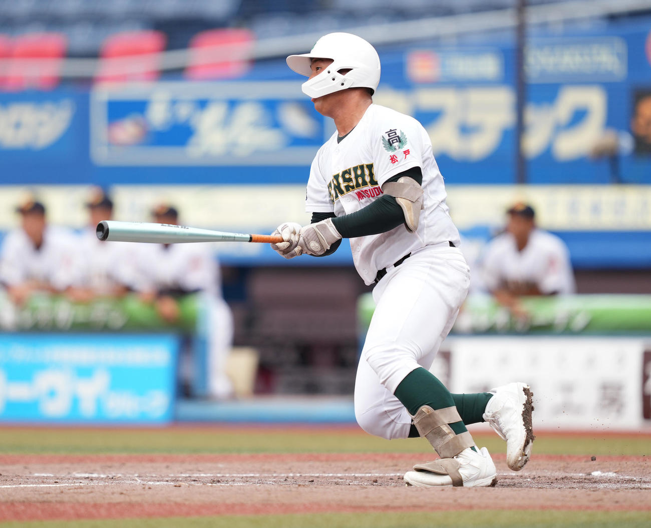 流山南対専大松戸　5回裏専大松戸無死、左中間にソロ本塁打を放つ伊藤（撮影・鈴木みどり）