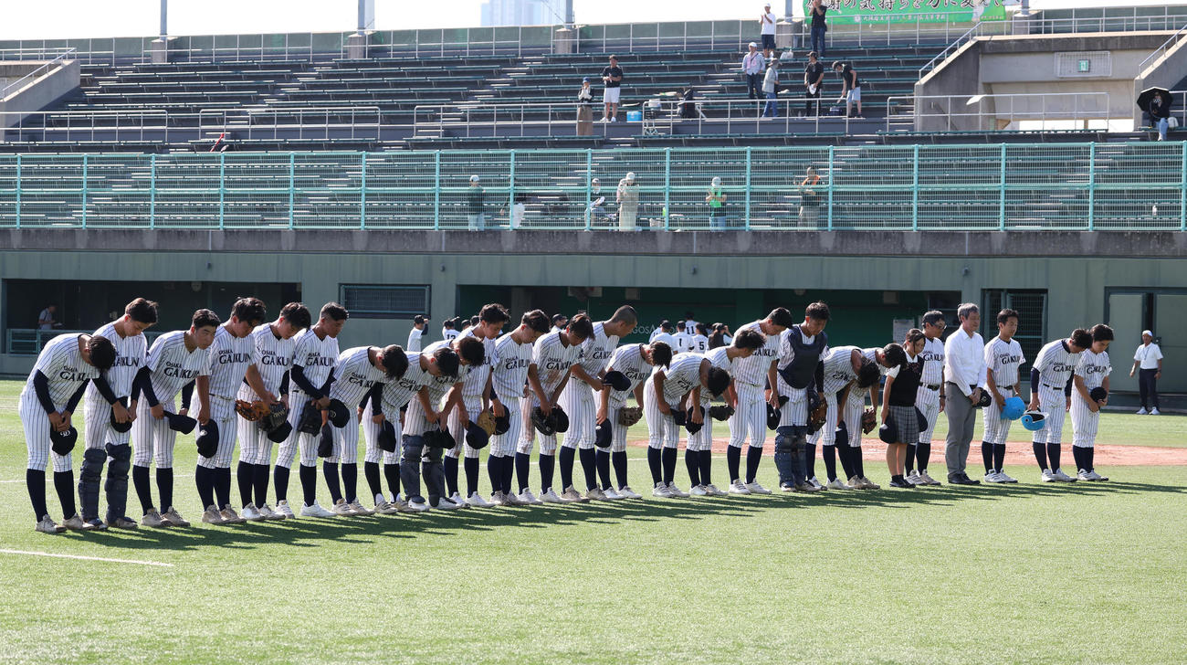 北かわち皐が丘に勝利して応援席に一礼する大院大高ナイン（撮影・白石智彦）