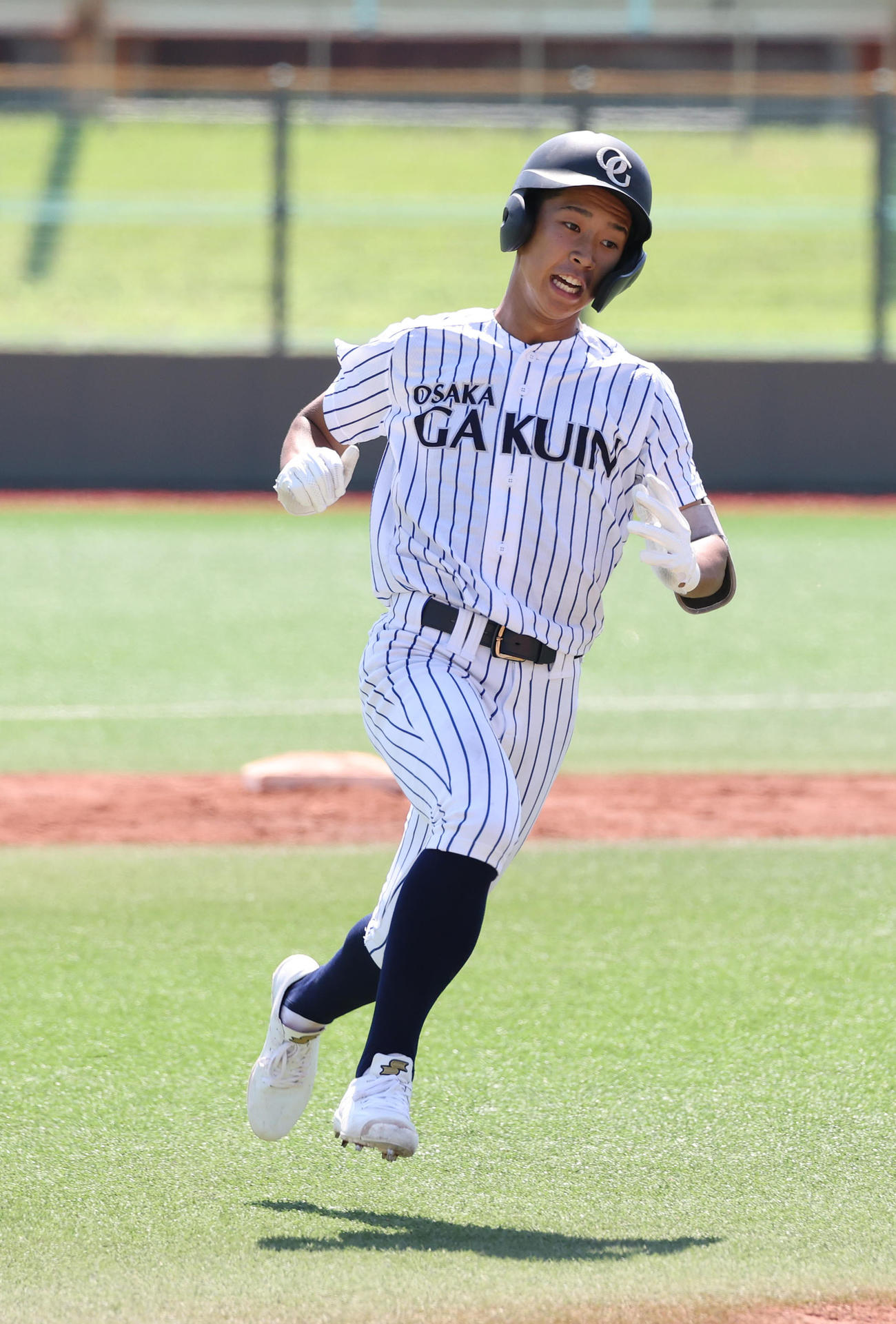 北かわち皐が丘対大院大高　1回裏大院大高2死二、三塁、林は左越え2点適時三塁打を放ちち全力疾走する（撮影・白石智彦）