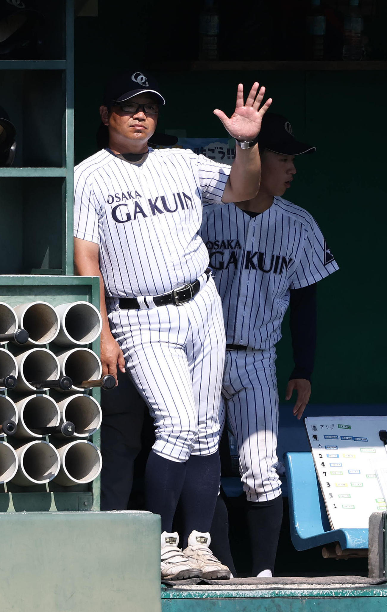 北かわち皐が丘対大院大高　ナインにサイン出す大院大高・辻盛監督（撮影・白石智彦）