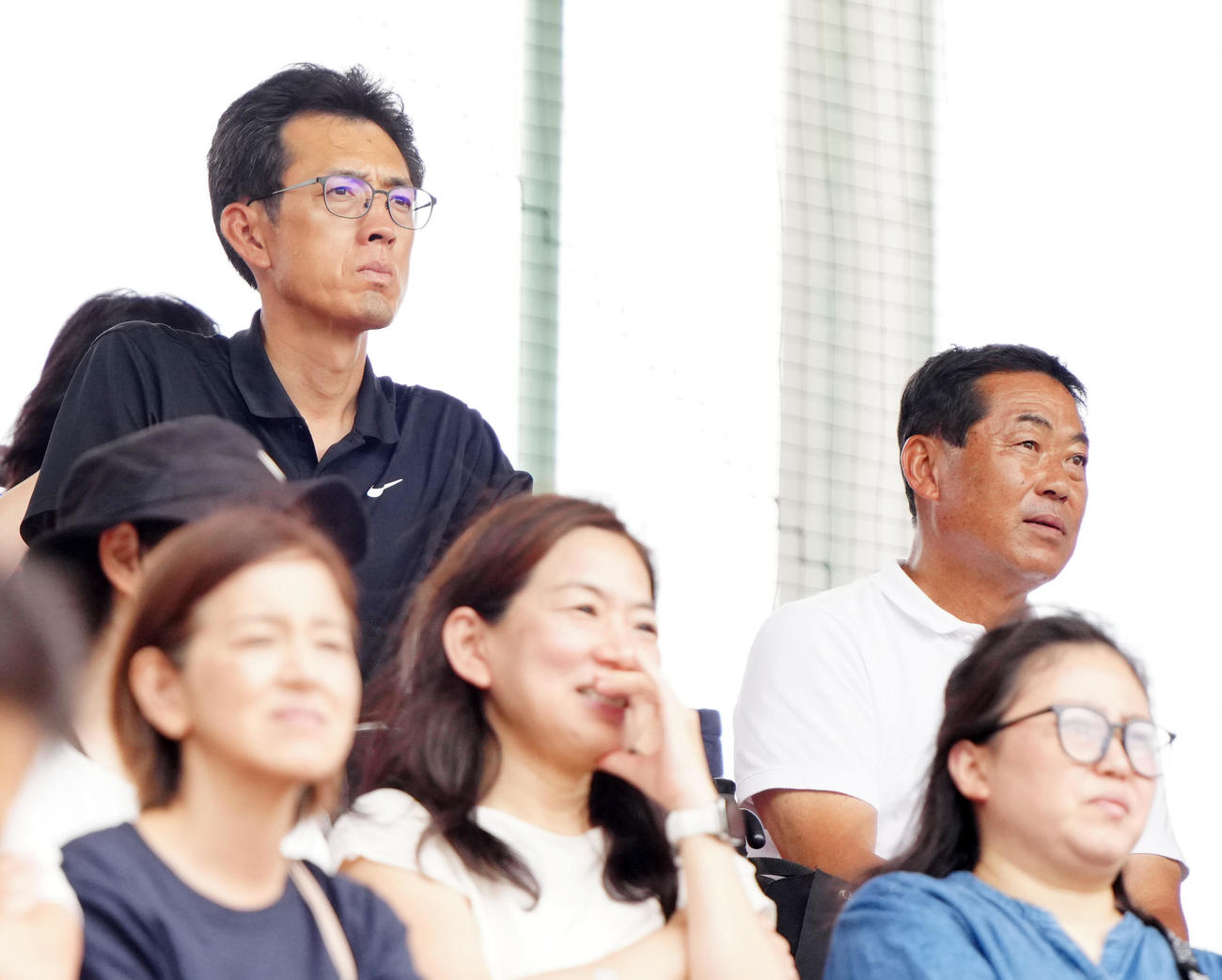 大成対八王子学園八王子　視察する巨人スカウト陣。後方右は安藤氏、同左は木佐貫氏（撮影・江口和貴）