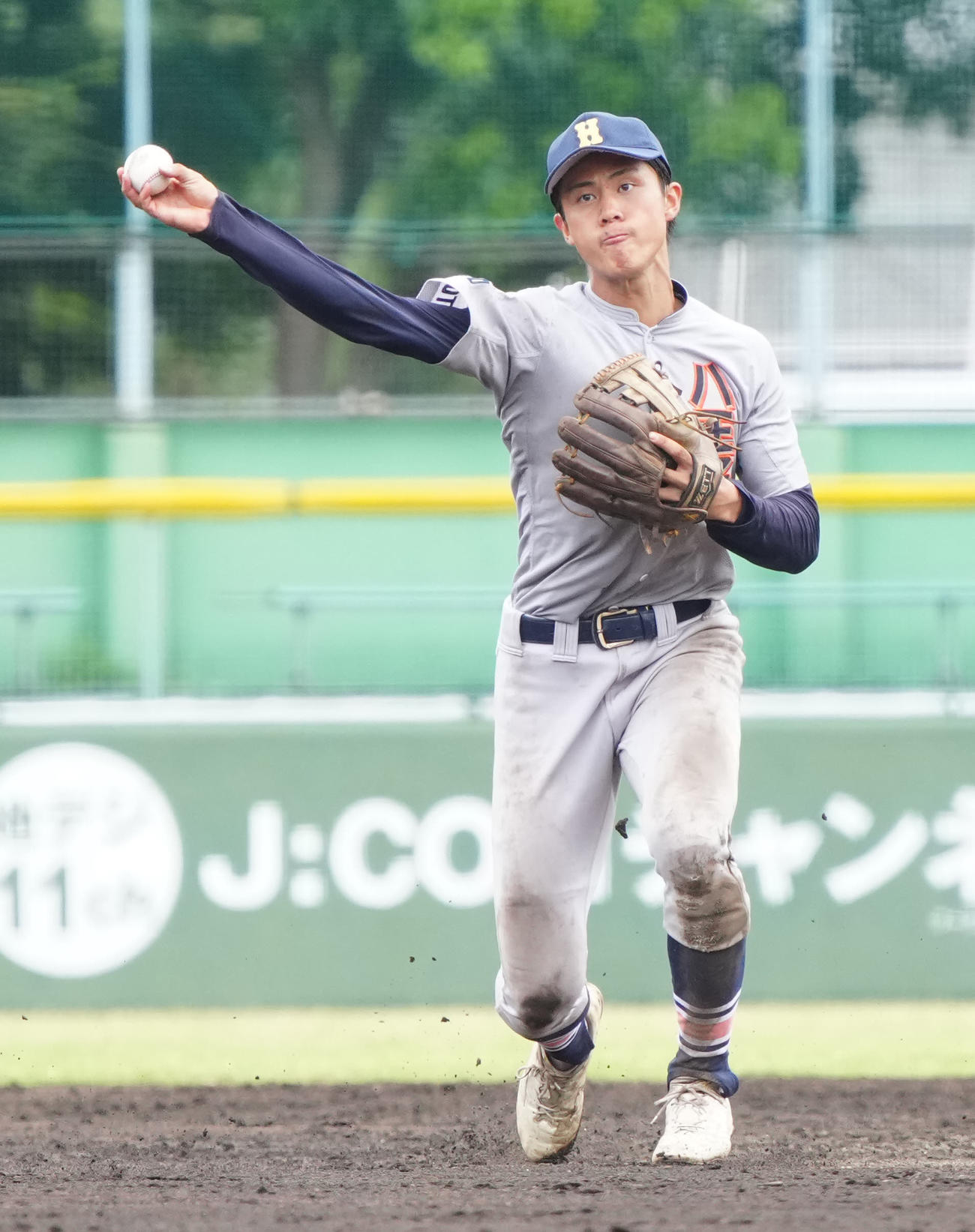 大成対八王子学園八王子　9回表大成1死、松村の遊ゴロとなった打球を処理し、一塁へ送球する新井（撮影・江口和貴）