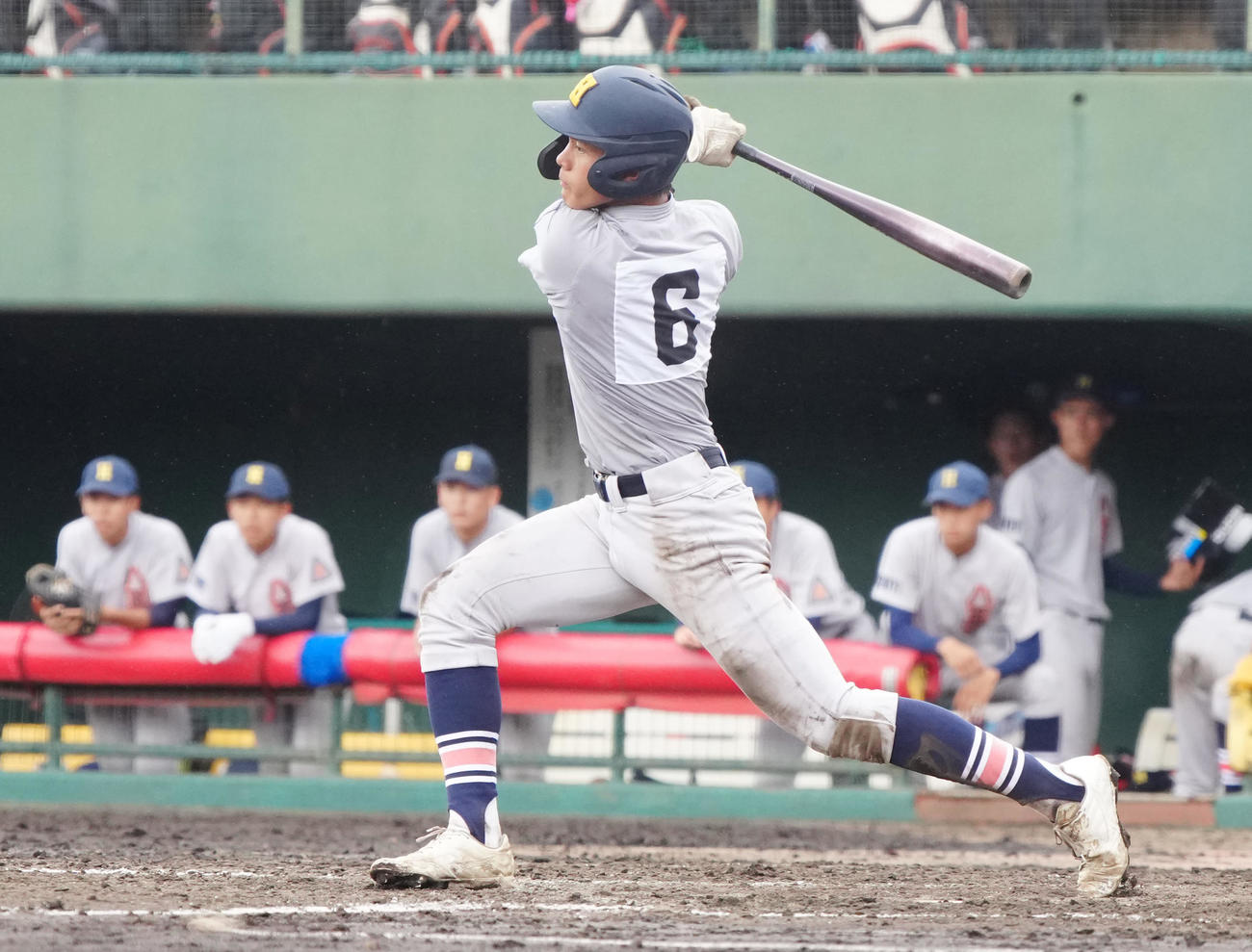 大成対八王子学園八王子　4回裏八王子学園八王子1死一、二塁、内野安打とする新井（撮影・江口和貴）