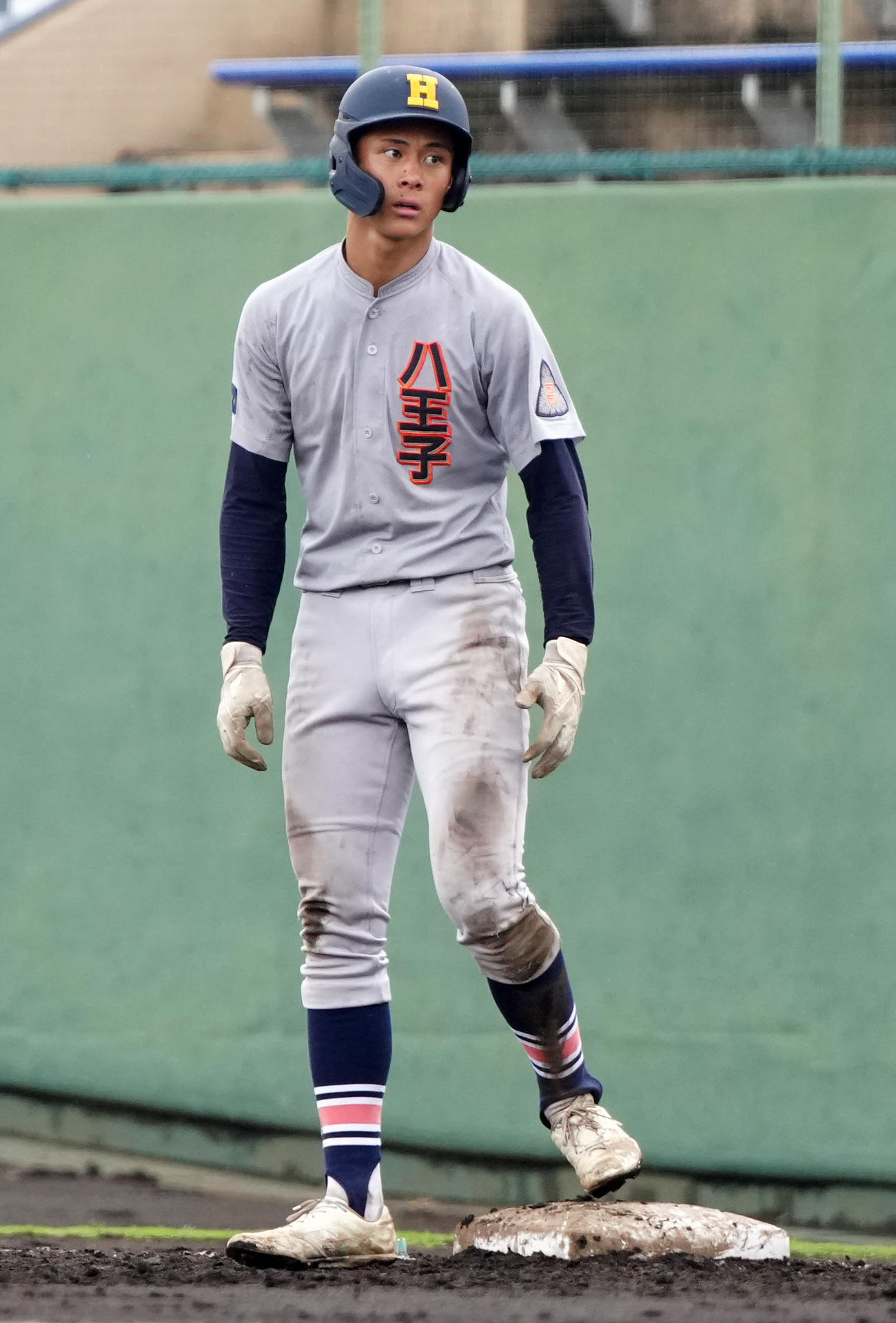 大成対八王子学園八王子　4回裏八王子学園八王子1死一、二塁、内野安打とした新井（撮影・江口和貴）