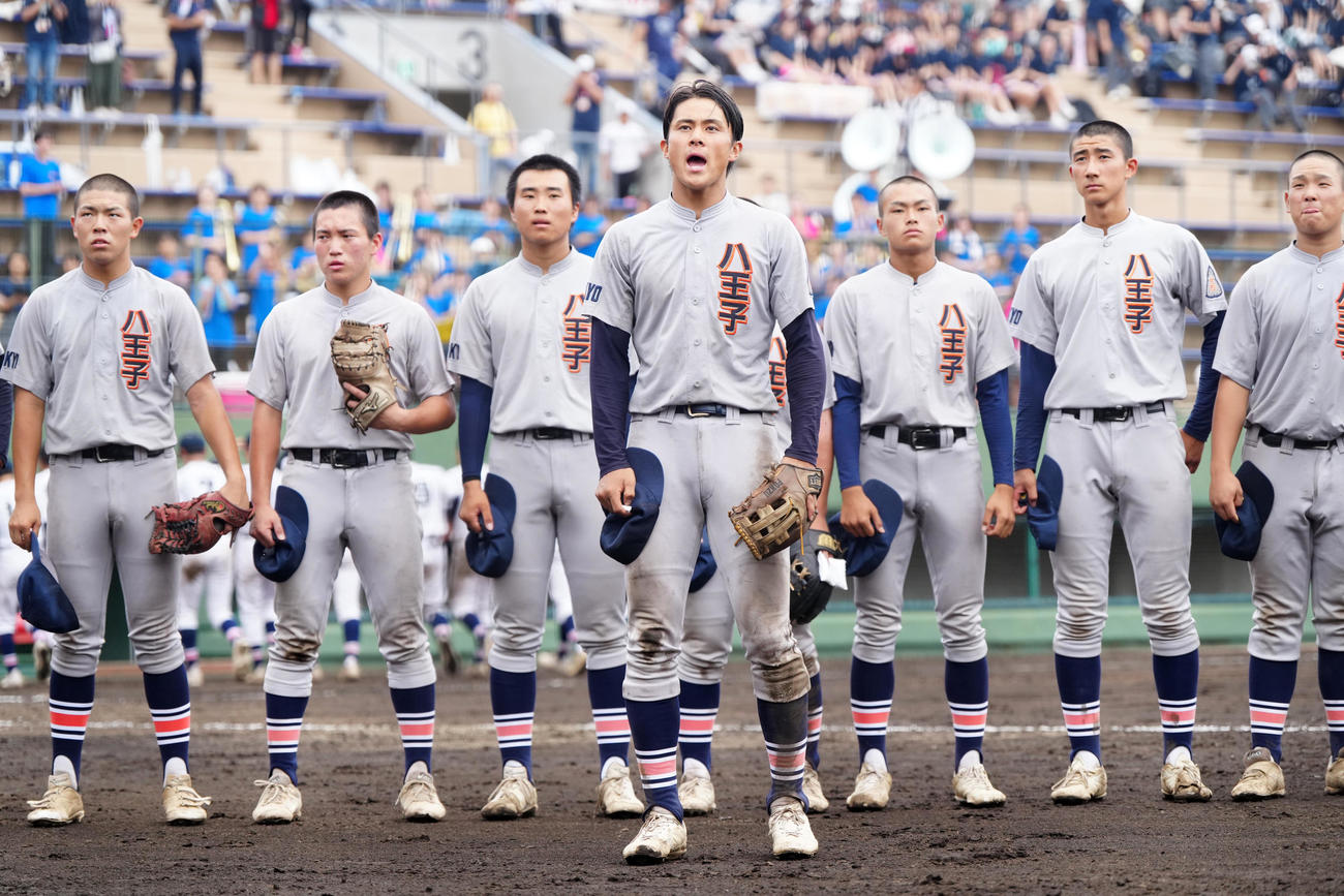 大成対八王子学園八王子　試合後、勝利し、応援席にあいさつする新井（中央）ら八王子学園八王子の選手たち（撮影・江口和貴）