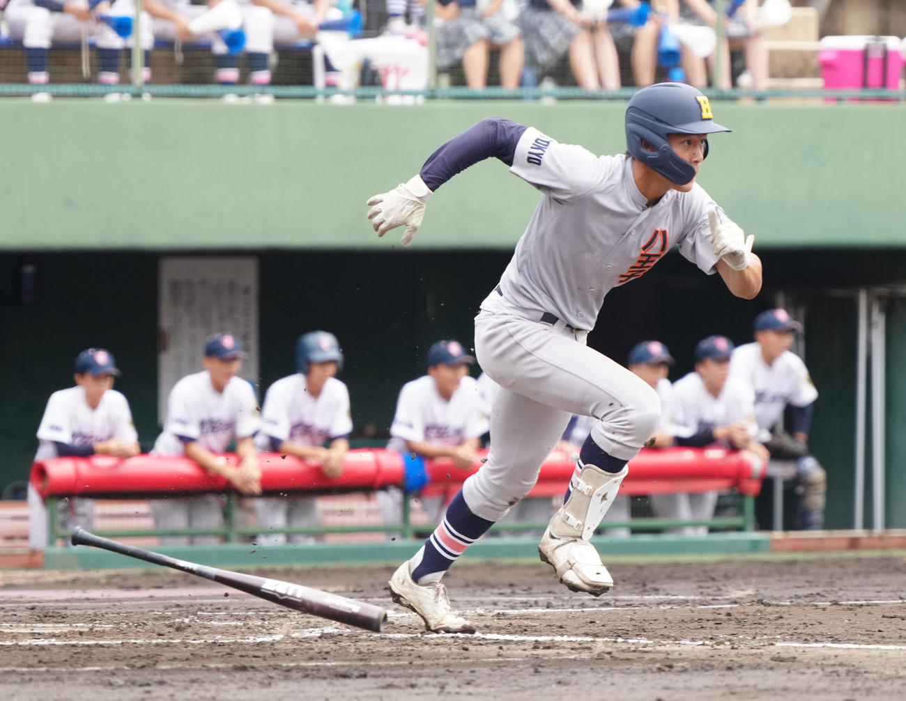 大成対八王子学園八王子　1回裏八王子学園八王子無死、内野安打とする新井（撮影・江口和貴）