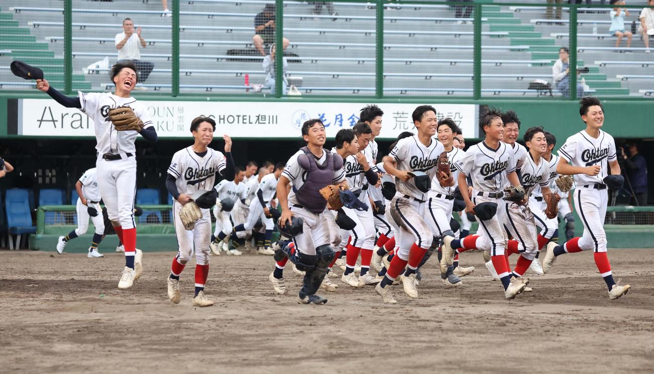 帯広大谷対旭川明成　ベスト4進出を決め喜ぶ帯広大谷（撮影・黒川智章）