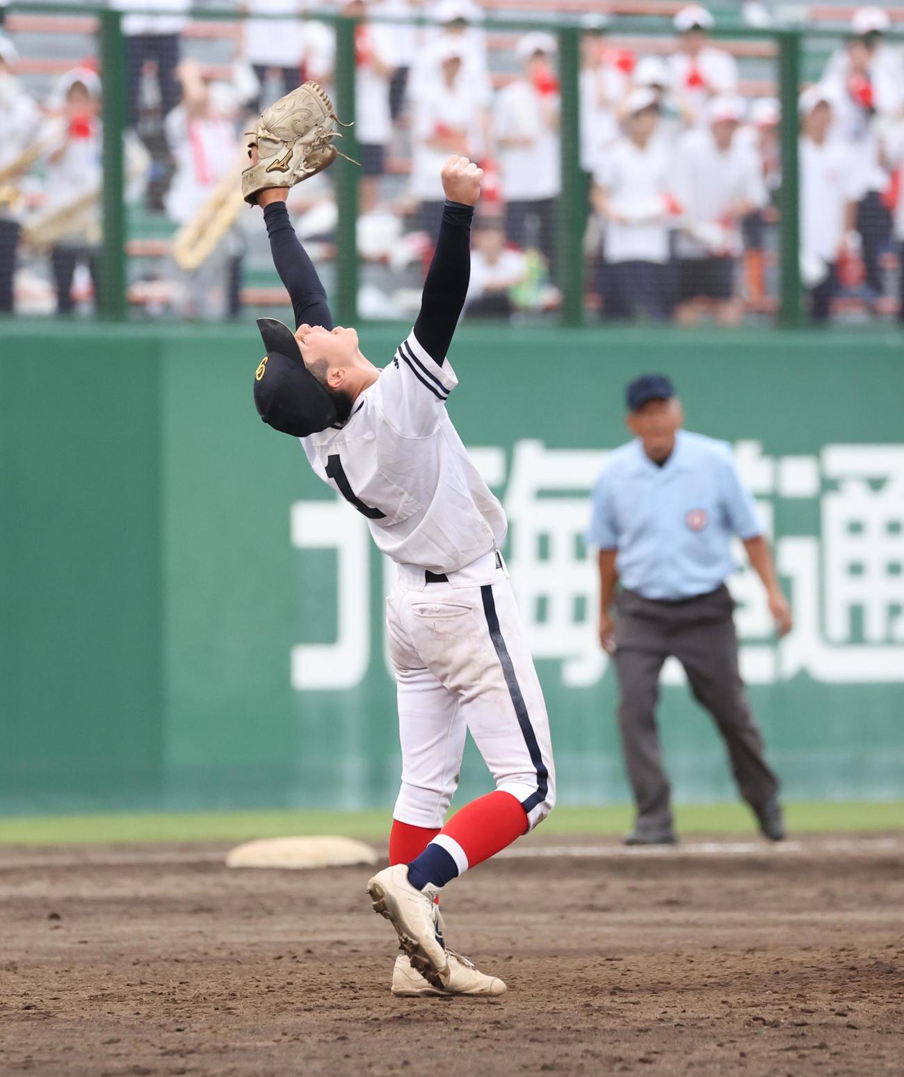 帯広大谷対旭川明成　タイブレークの激戦を制しガッツポーズの帯広大谷・泉（撮影・黒川智章）