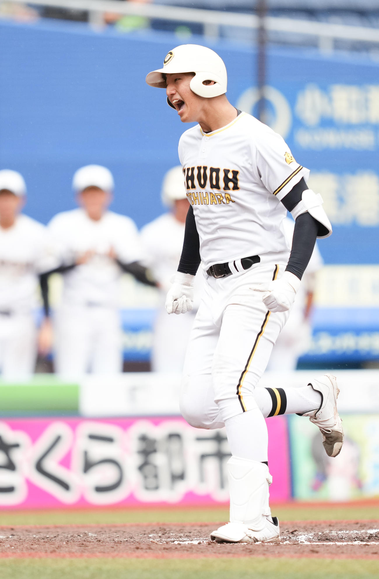 市船橋対市原中央　6回裏市原中央無死、左中間にソロ本塁打を放った塚田は生還し雄たけびを上げる（撮影・鈴木みどり）