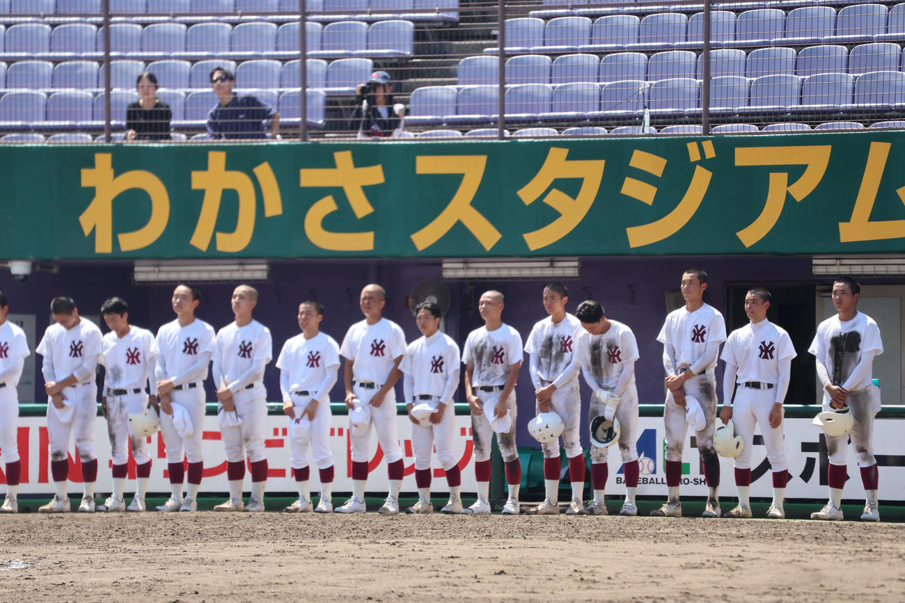 山城対京都成章　試合終了後、相手チームの校歌斉唱を悔しそうに見つめる山城ナイン（撮影・溝淵千夏）