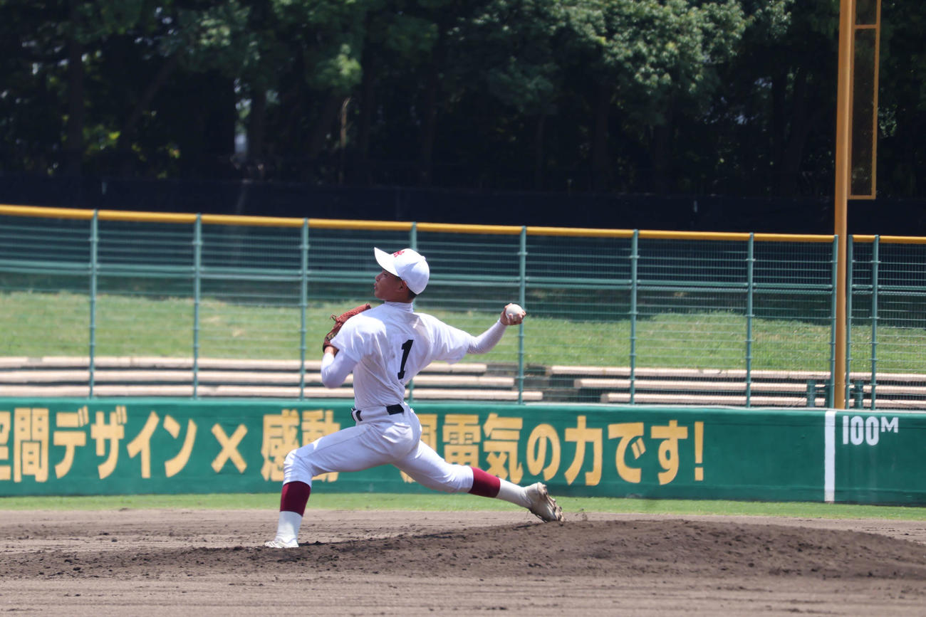 山城対京都成章　先発マウンドへ上がった井上瑞貴（撮影・溝淵千夏）