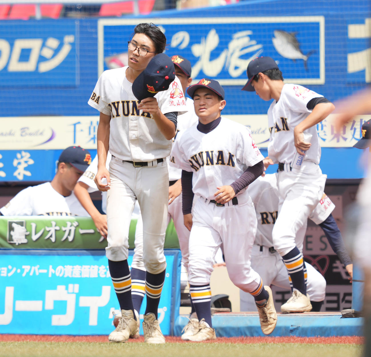 流山南対専大松戸　7回コールド負けし、浮かない表情の加藤壱（左手前）ら流山南ナイン（撮影・鈴木みどり）