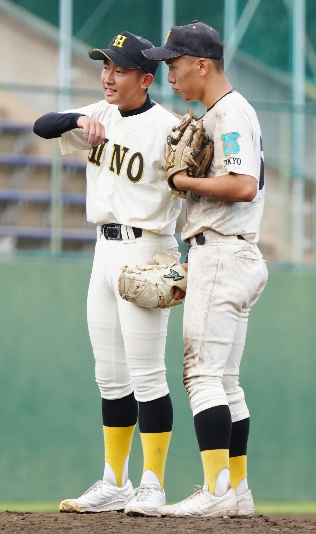 杉並対日野　8回表、日野遊撃手河内（右）から声をかけられる2番手の小山（撮影・江口和貴）
