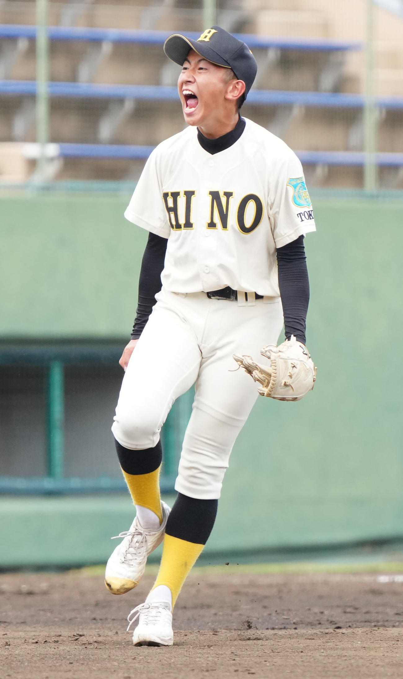 杉並対日野　8回表、雄たけびを上げる日野2番手の小山（撮影・江口和貴）