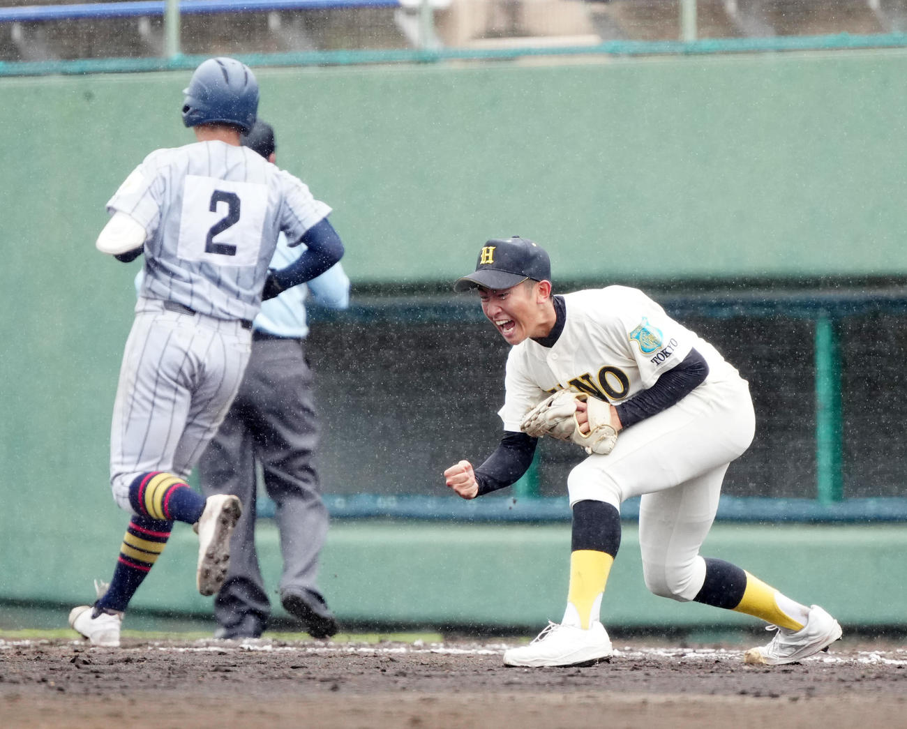 杉並対日野　9回表杉並2死、小林（左）を一邪飛に仕留めガッツポーズを見せる小山（撮影・江口和貴）