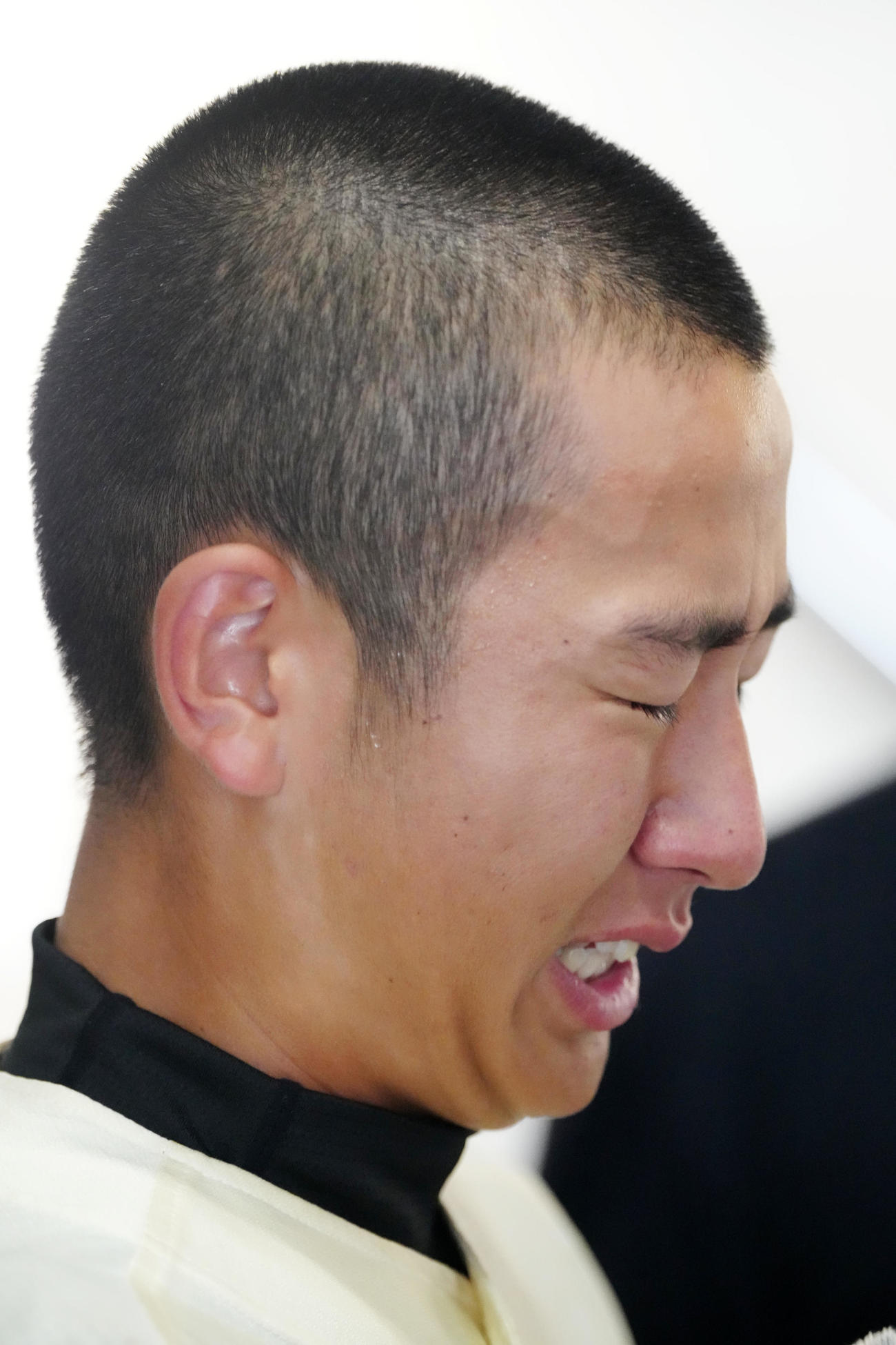 杉並対日野　試合後、涙をこらえながら取材に応じる日野・小山（撮影・江口和貴）