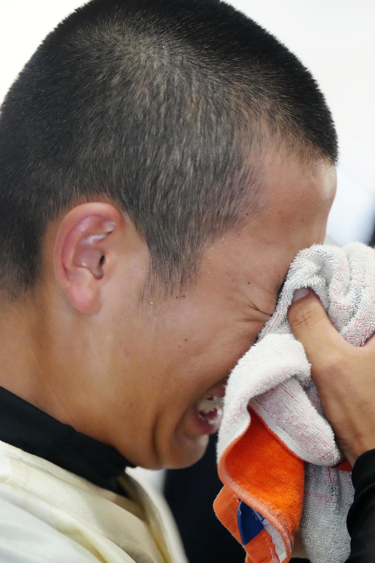杉並対日野　試合後、涙をぬぐう日野・小山（撮影・江口和貴）