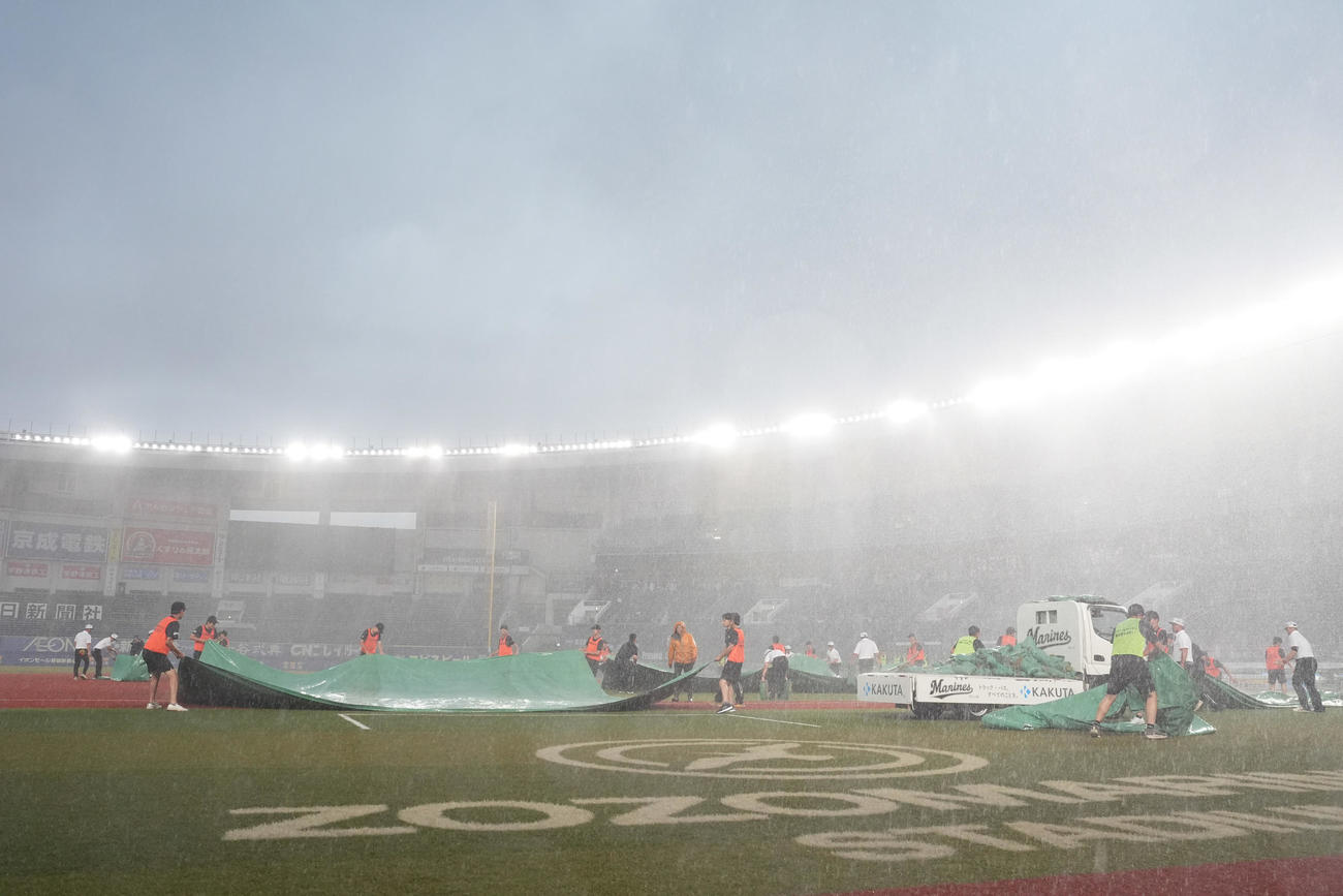 船橋東対敬愛学園　4回裏途中でどしゃ降りとなり試合が中断、シートがかけられる（撮影・鈴木みどり）