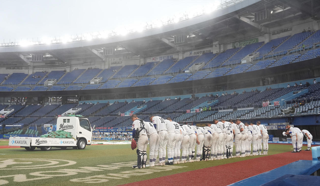 船橋東対敬愛学園　悪天候のため継続試合が言い渡され、一礼する両ナイン（撮影・鈴木みどり）