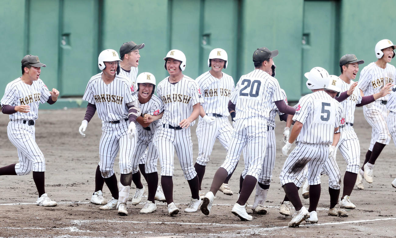国学院久我山対国士舘　サヨナラ勝ちし喜ぶ国士舘の選手たち（撮影・鈴木正人）