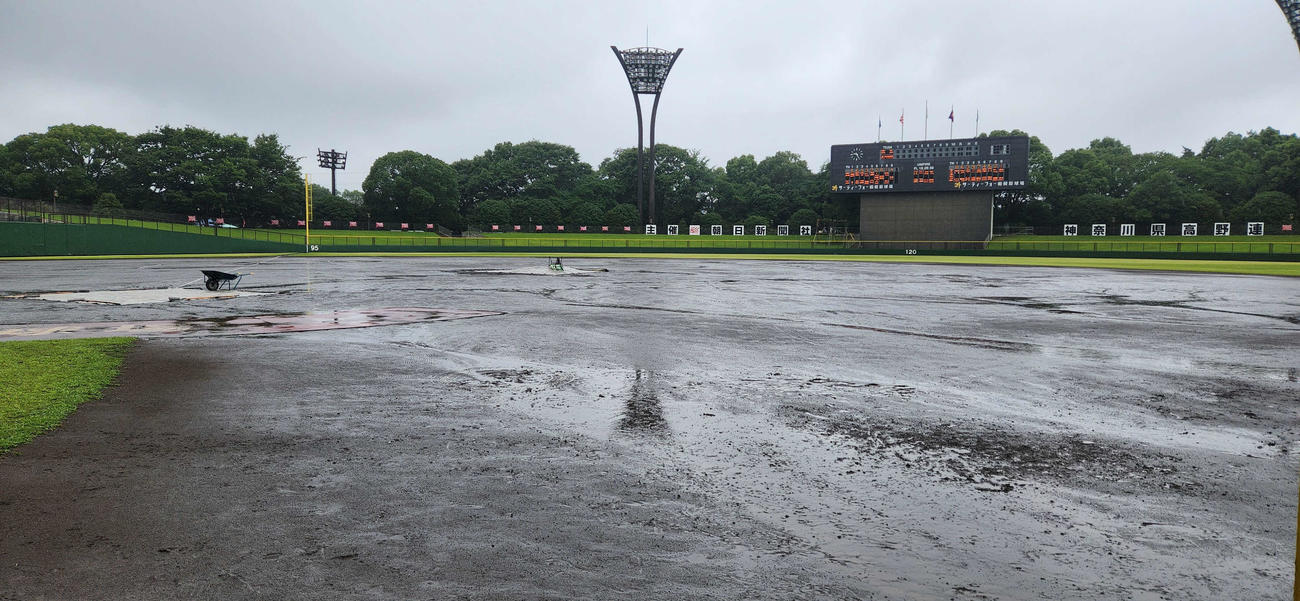 雨で中止になったさーてぃーフォー相模原球場（撮影・保坂淑子）
