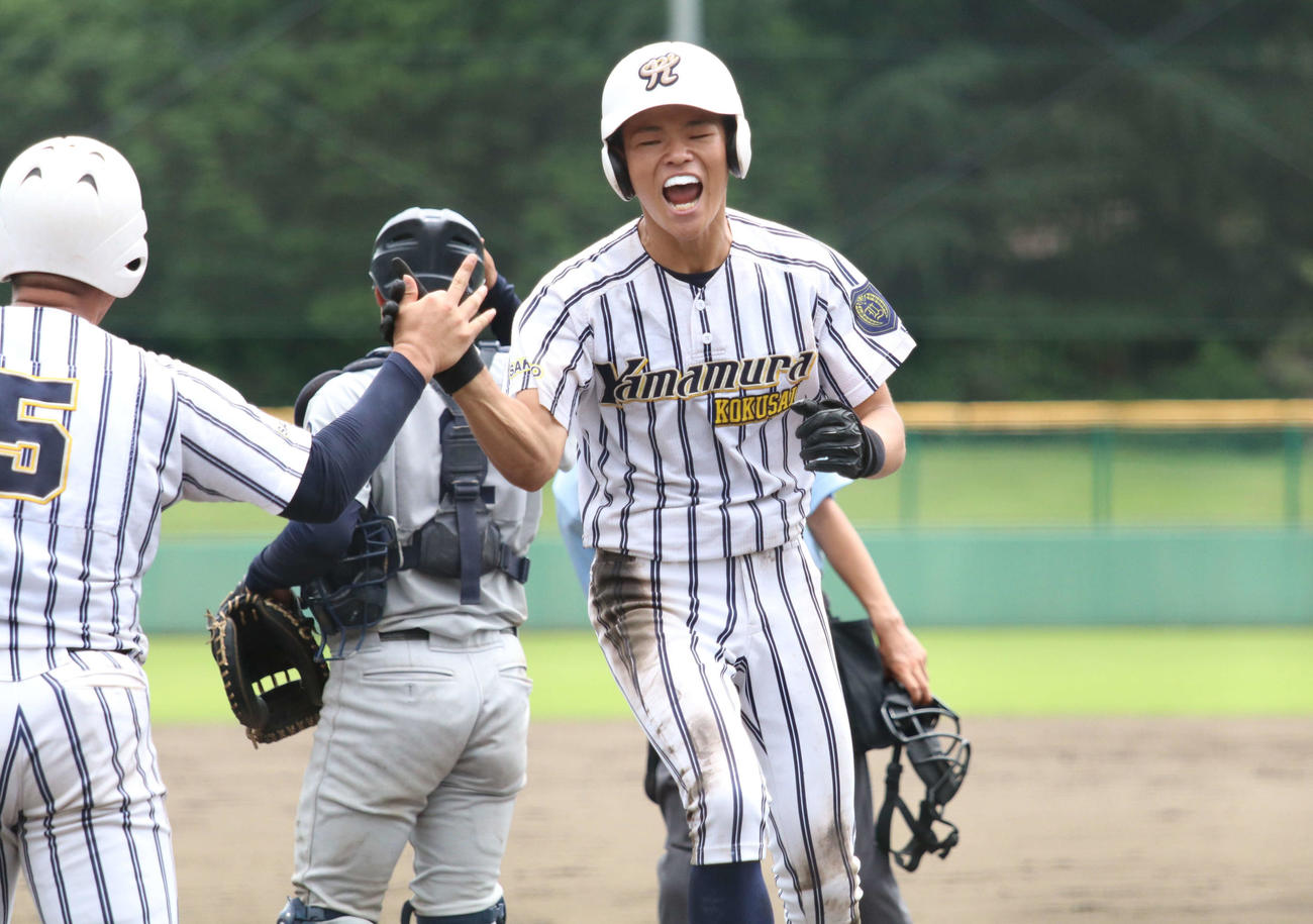 慶応志木対山村国際　6回裏山村国際2死一、二塁、3点本塁打を放ち仲間とハイタッチをする植野（撮影・山本佳央）