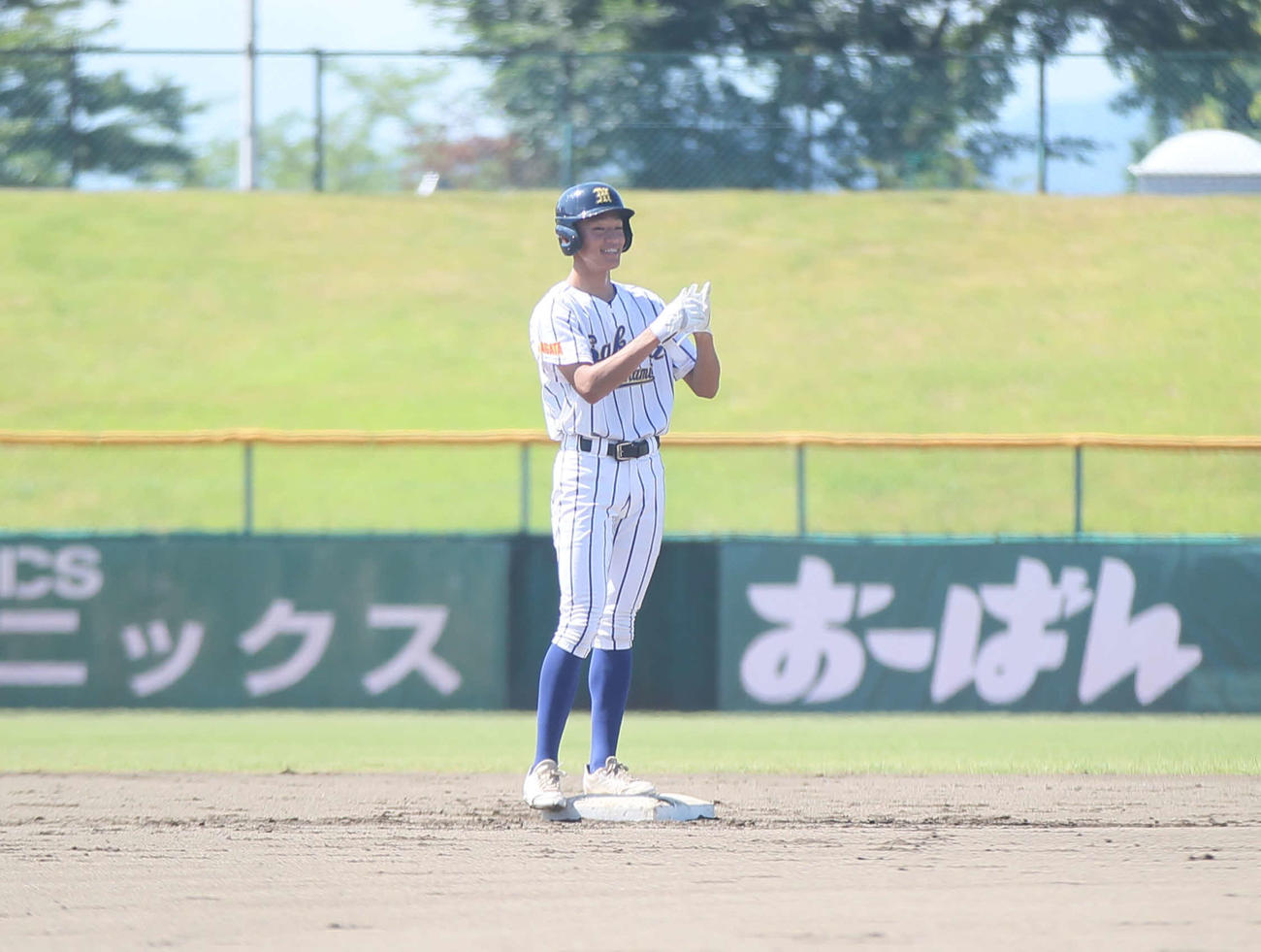 酒田南対米沢興譲館　2回、先制の2点適時打を笑顔の酒田南・阿部樹生外野手（撮影・高橋香奈）