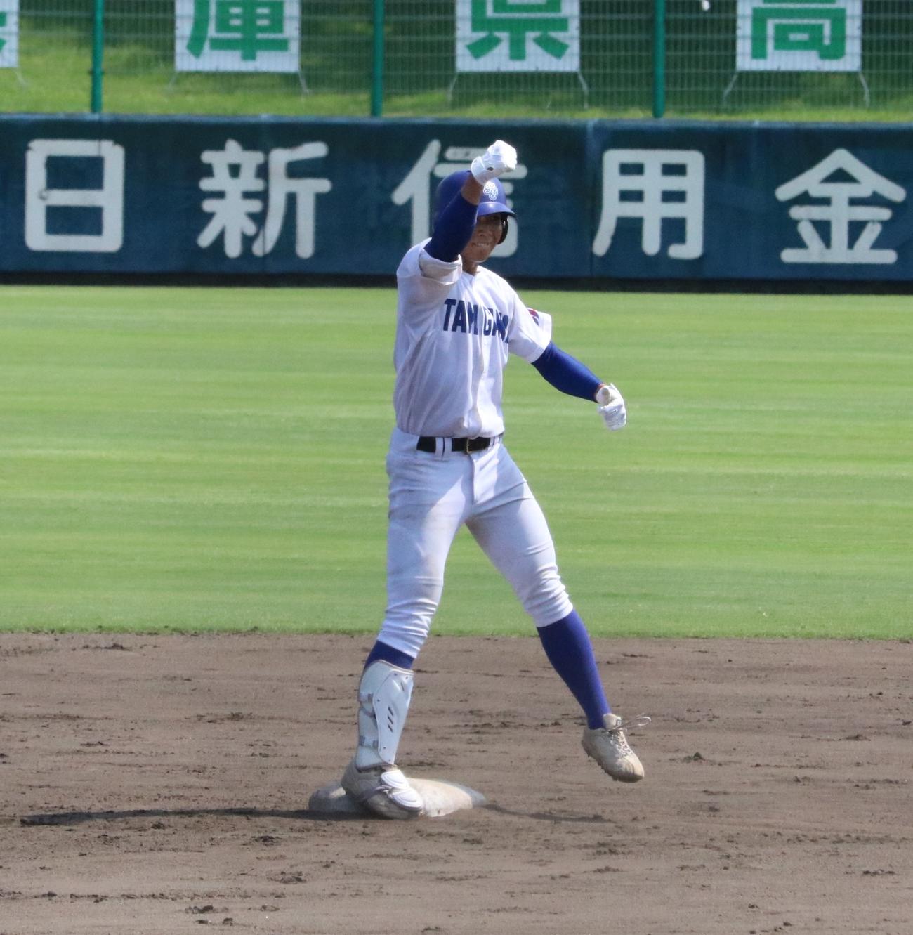 滝川対伊丹北　8回裏、滝川の新井が二塁打を放ち、ガッツポーズを見せる（撮影・林亮佑）