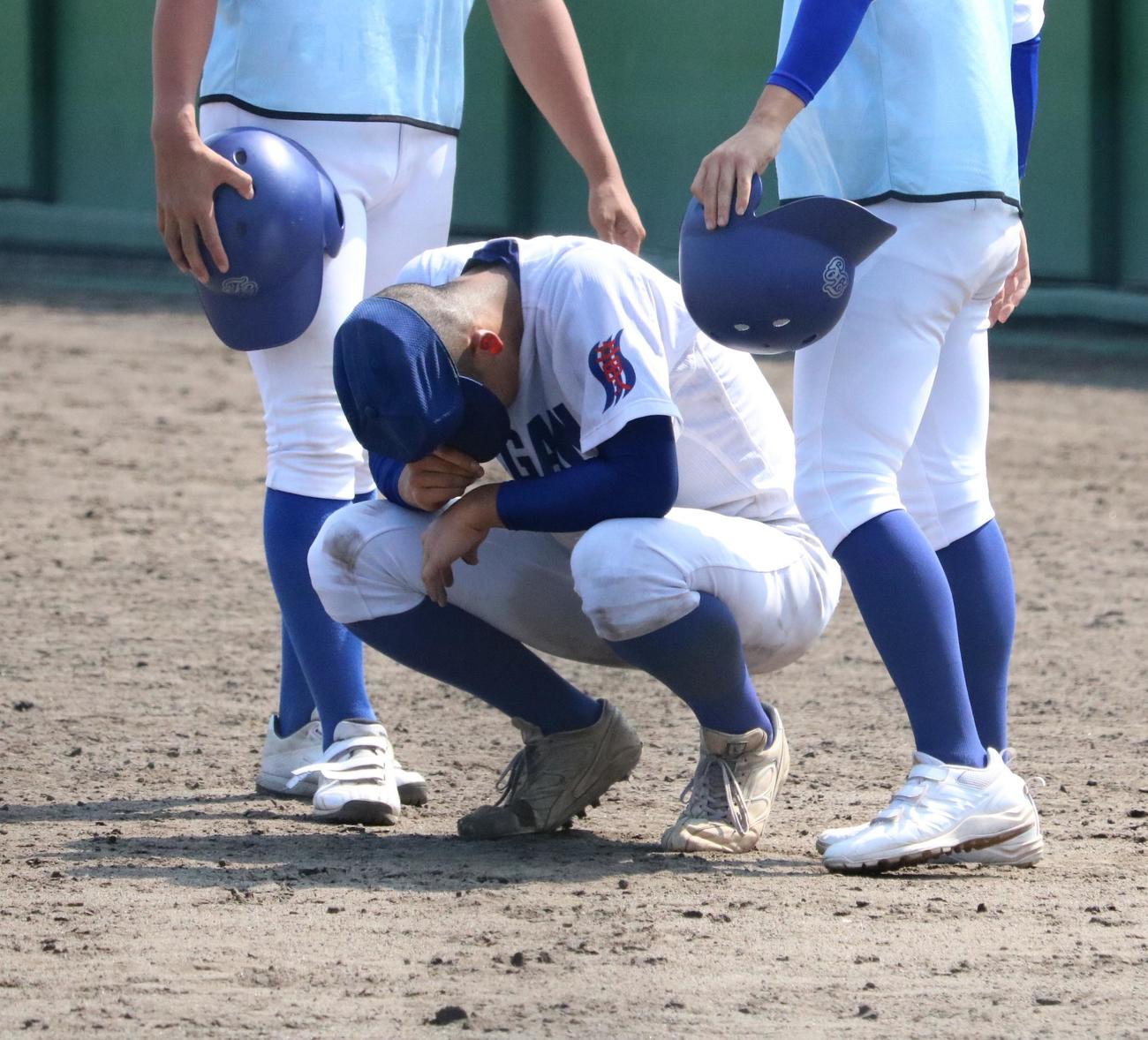 滝川対伊丹北　滝川の新井は敗退が決まり、しゃがみこむ（撮影・林亮佑）