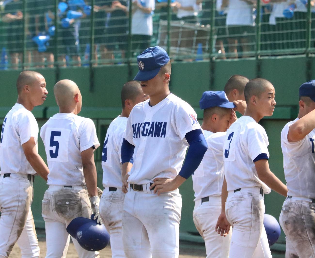 滝川対伊丹北　滝川の新井は敗退が決まり、帽子で顔を覆う（撮影・林亮佑）