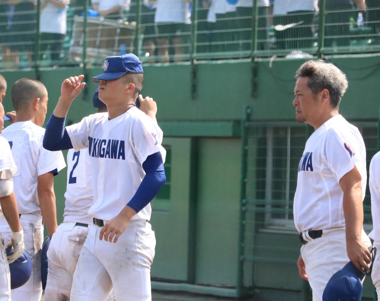 滝川対伊丹北　滝川の新井（写真左）は敗退が決まり、涙する。右は近藤洋輔監督（撮影・林亮佑）