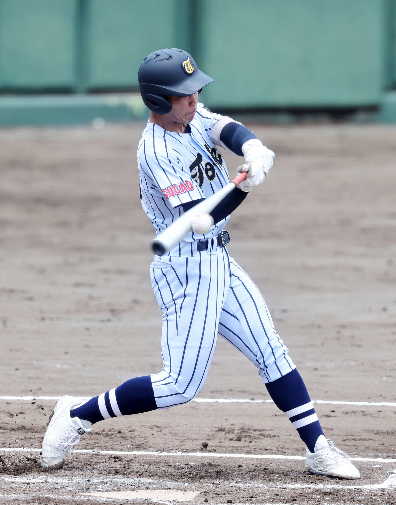 日野台対東海大菅生　1回裏東海大菅生1死満塁、藤平は右前適時打を放つ（撮影・鈴木正人）