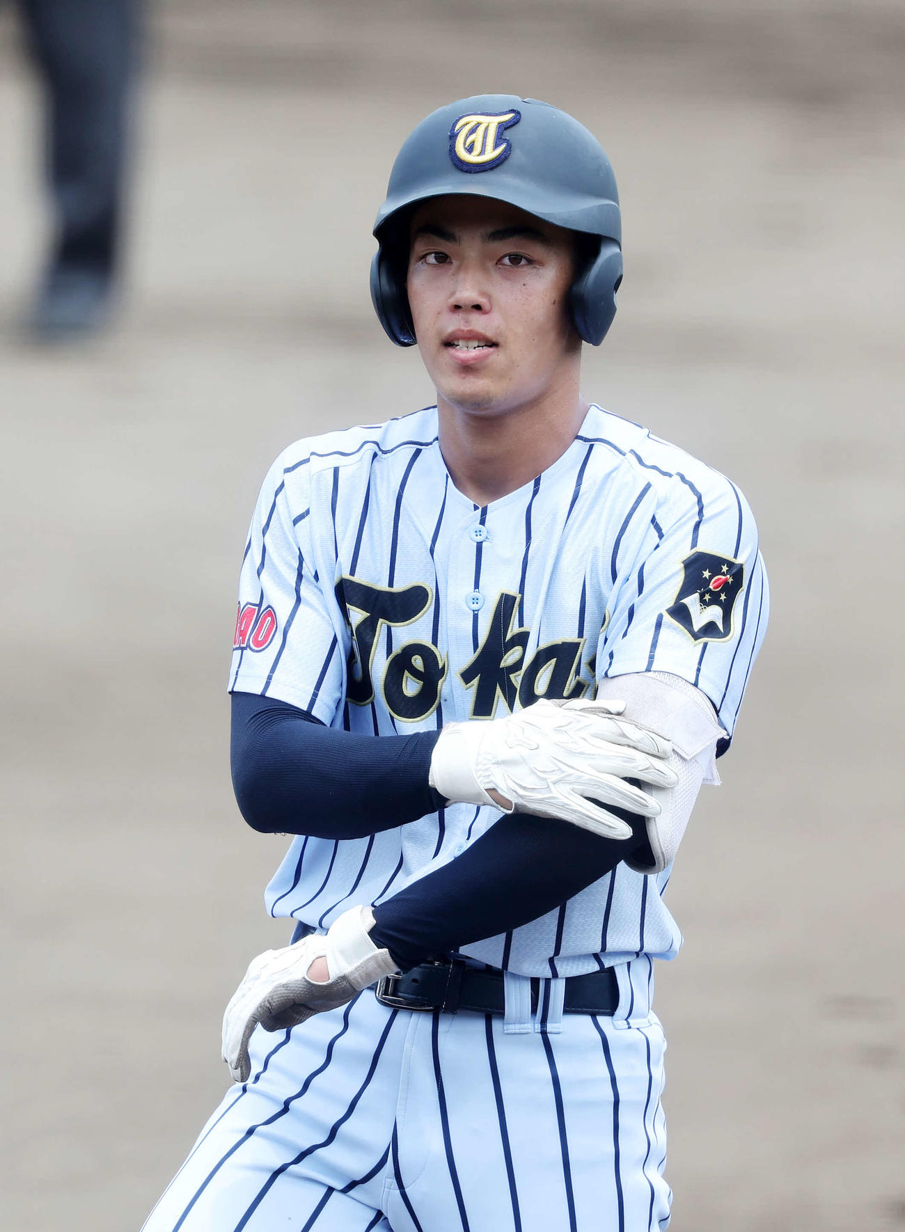 日野台対東海大菅生　1回裏東海大菅生1死満塁、藤平は右前適時打を放つ（撮影・鈴木正人）