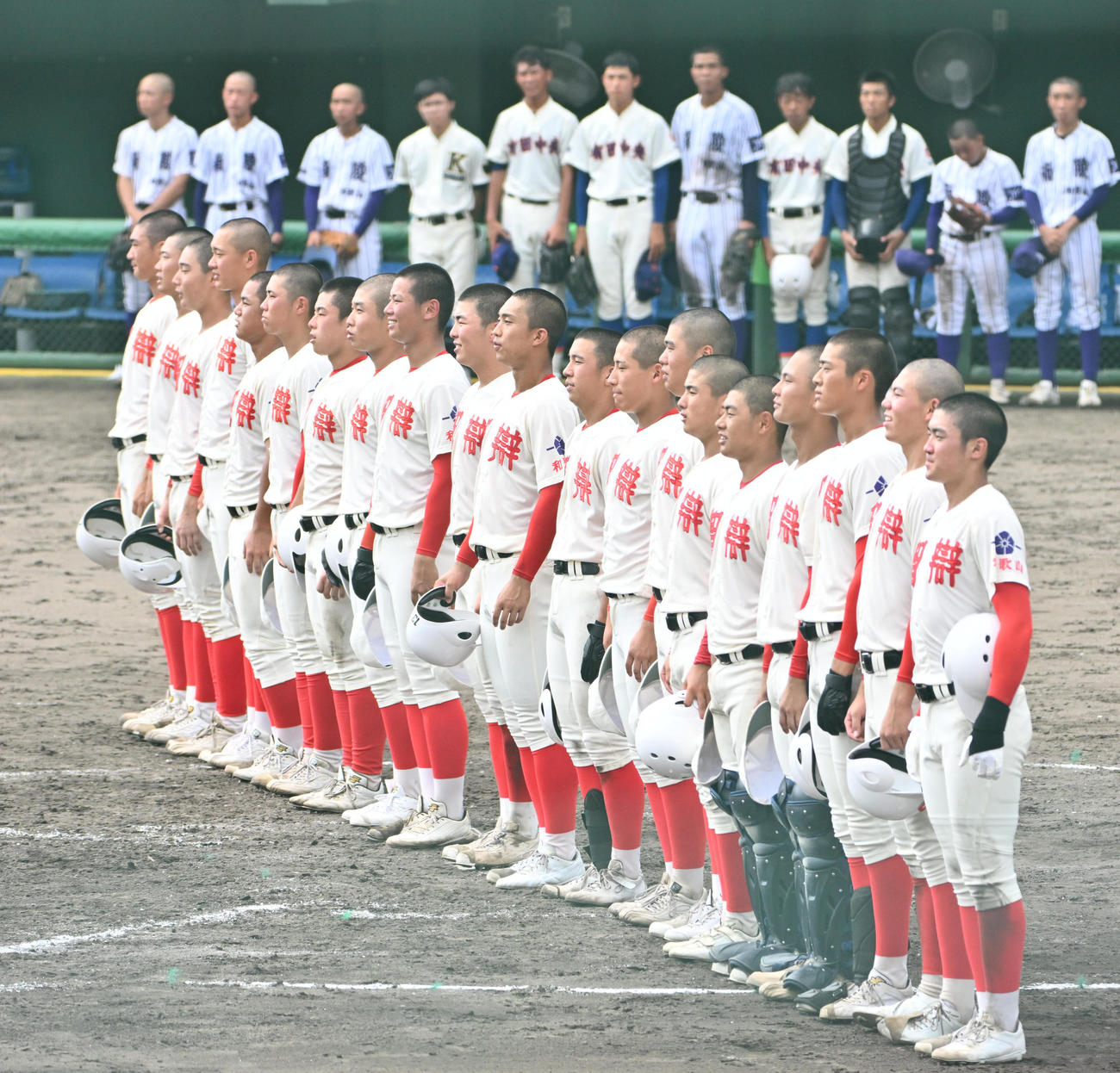 智弁和歌山対有田中央、貴志川、和歌山南陵　有田中央、貴志川、和歌山南陵に勝利し校歌を歌う智弁和歌山ナイン（撮影・石井愛子）