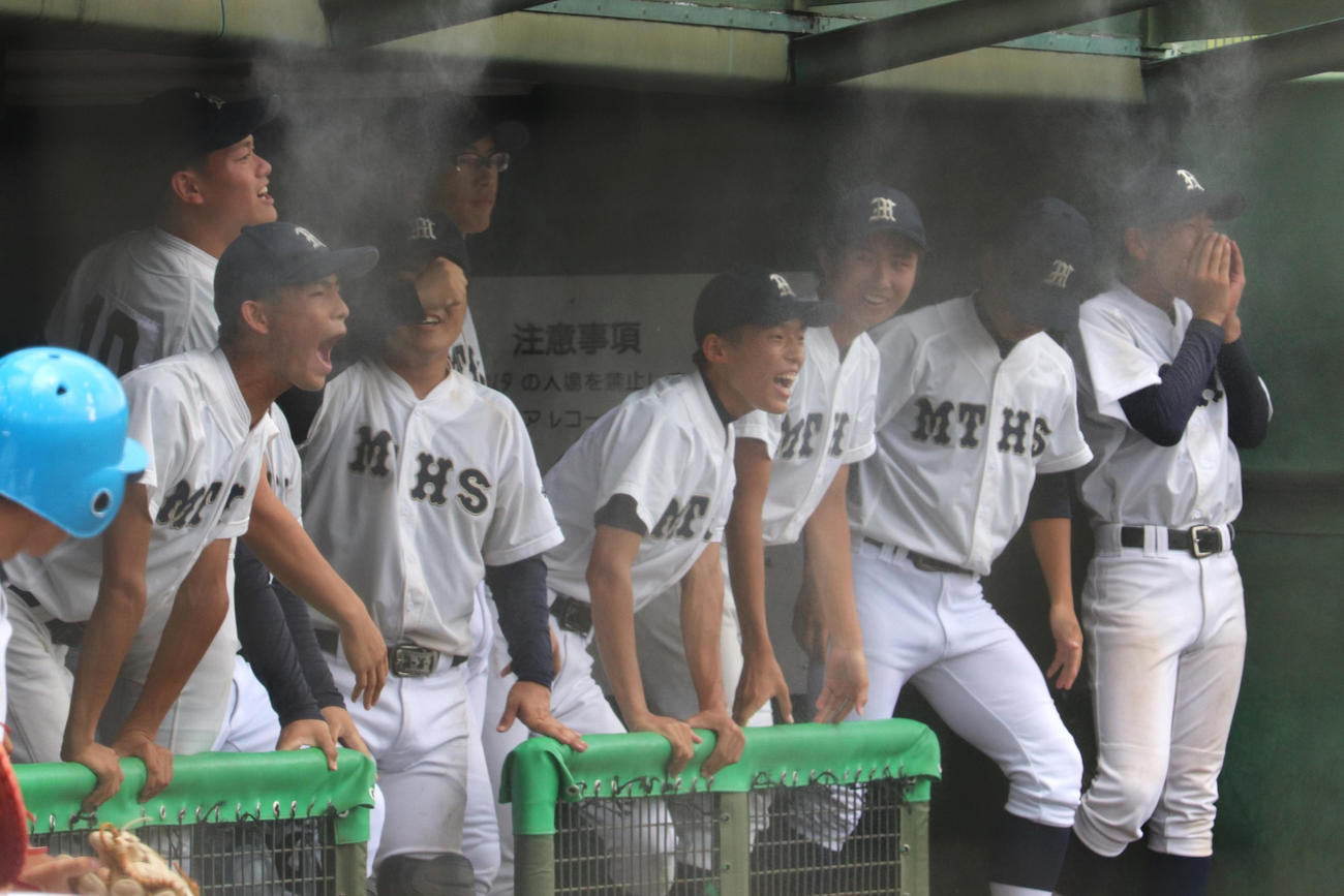 大阪大会3回戦　都島工対大冠　初回に先制し、覇気でみなぎる都島工ベンチ（撮影・中島麗）