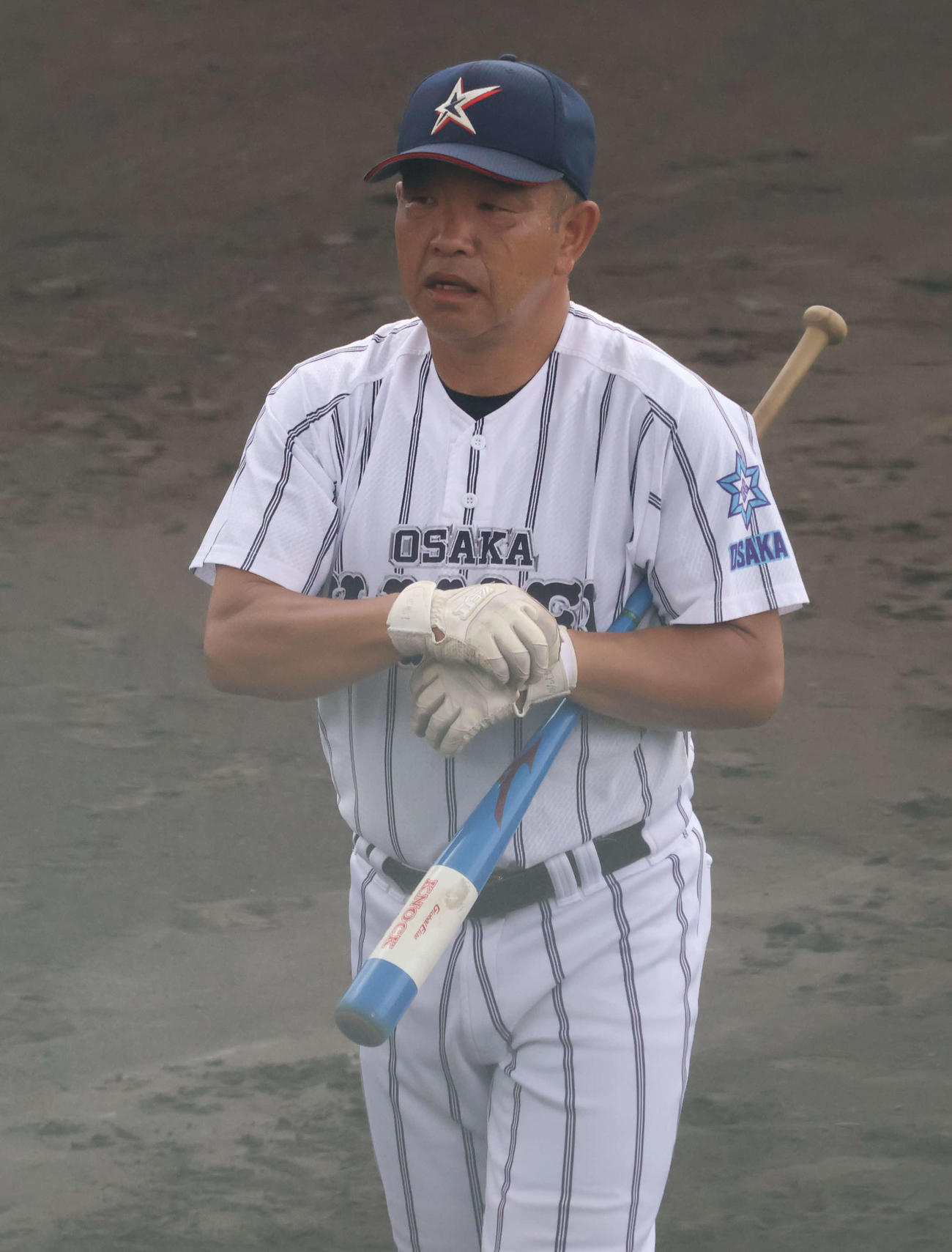 高校野球大阪大会3回戦近大泉州対大阪偕星学園　大阪偕星学園　ノックを行った仲辻監督（撮影・佐藤奨真）